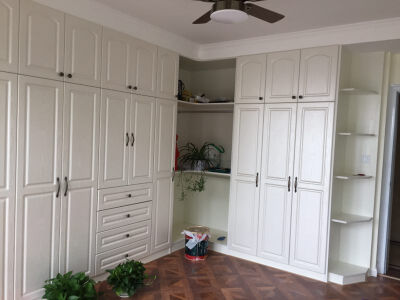 拼花型木地板与风扇灯相呼应 白色的柜子显得室内宽大敞亮