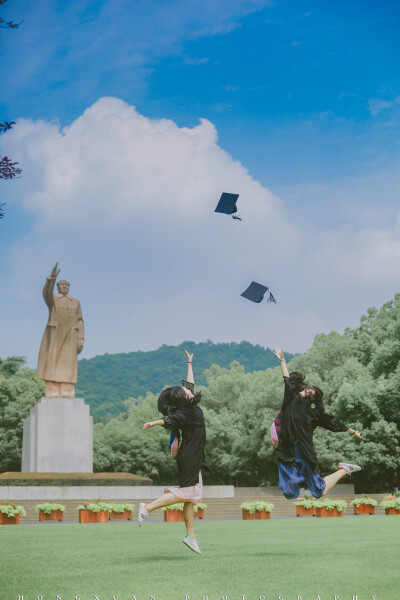 毕业愉快
摄影：洪小漩
出镜：杜雪琪赵冰晶
告别大学，也即将离开22年来形影不离的你。
虽然分别在南京和浙江两个城市，各自继续研究生生涯，但是好在两地之间高铁票不贵。
以前为了减肥只点一份食物的日子即将远去…