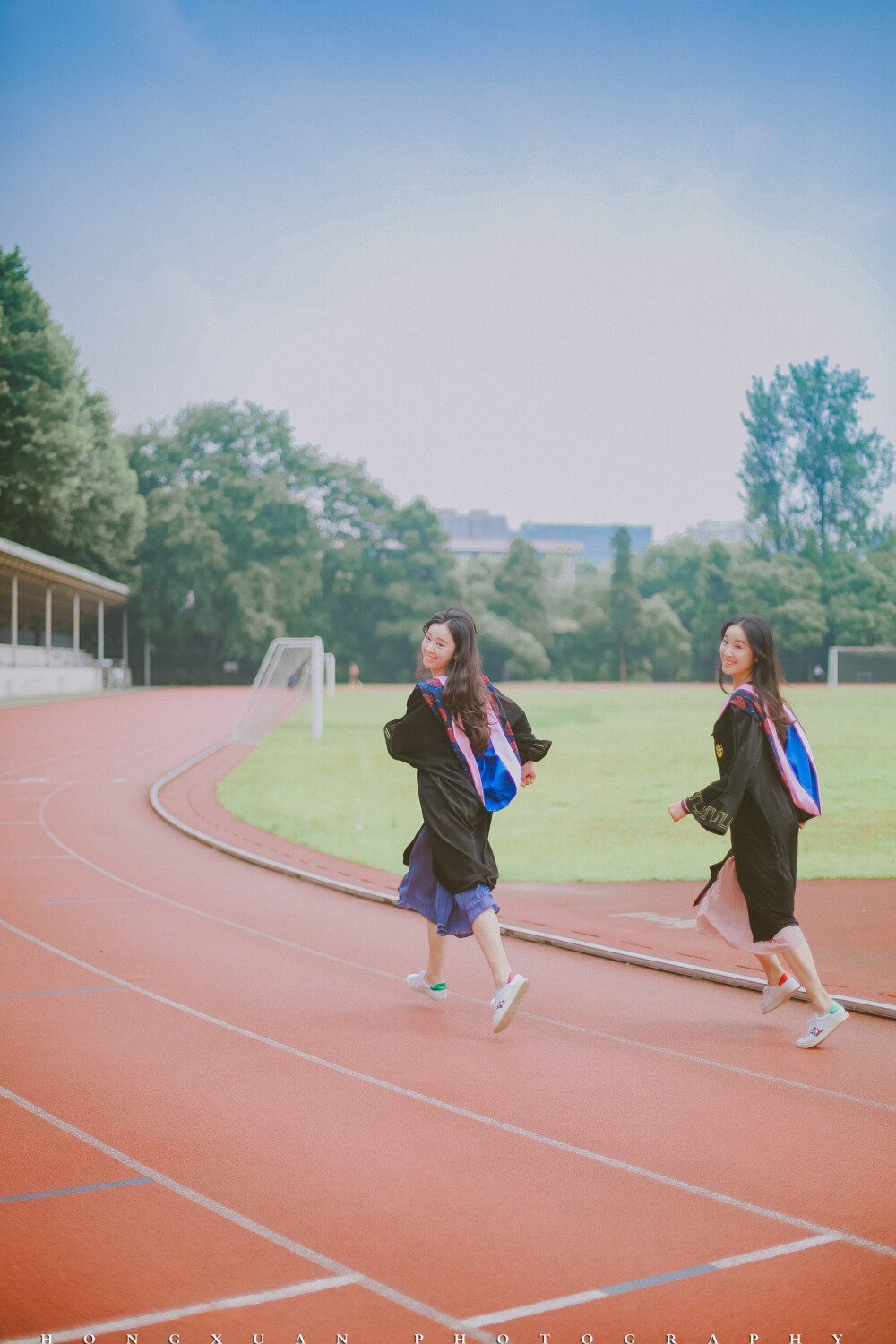 毕业愉快
摄影：洪小漩
出镜：杜雪琪赵冰晶
告别大学，也即将离开22年来形影不离的你。
虽然分别在南京和浙江两个城市，各自继续研究生生涯，但是好在两地之间高铁票不贵。
以前为了减肥只点一份食物的日子即将远去，未来哪怕一个人，也要记得吃完一整份。生命中的二分之一被剥离，我不在你身边的日子，你要学会照顾好自己。