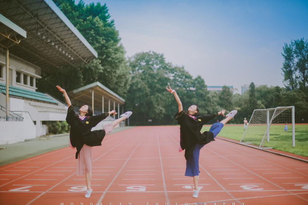 毕业愉快
摄影：洪小漩
出镜：杜雪琪赵冰晶
告别大学，也即将离开22年来形影不离的你。
虽然分别在南京和浙江两个城市，各自继续研究生生涯，但是好在两地之间高铁票不贵。
以前为了减肥只点一份食物的日子即将远去，未来哪怕一个人，也要记得吃完一整份。生命中的二分之一被剥离，我不在你身边的日子，你要学会照顾好自己。