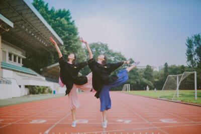 毕业愉快
摄影：洪小漩
出镜：杜雪琪赵冰晶
告别大学，也即将离开22年来形影不离的你。
虽然分别在南京和浙江两个城市，各自继续研究生生涯，但是好在两地之间高铁票不贵。
以前为了减肥只点一份食物的日子即将远去…