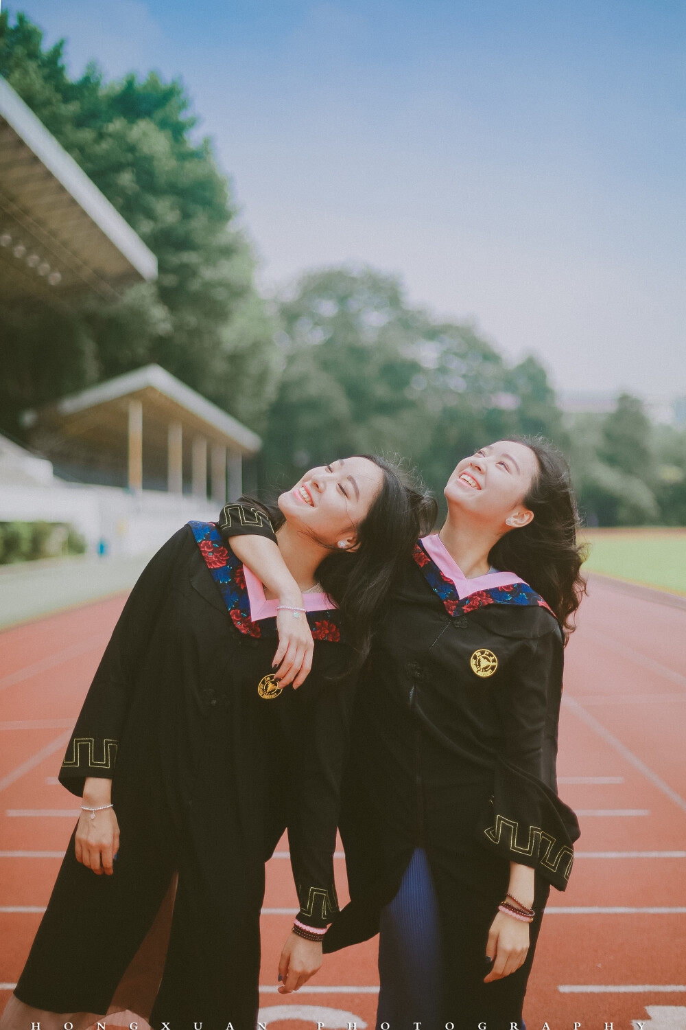 毕业愉快
摄影：洪小漩
出镜：杜雪琪赵冰晶
告别大学，也即将离开22年来形影不离的你。
虽然分别在南京和浙江两个城市，各自继续研究生生涯，但是好在两地之间高铁票不贵。
以前为了减肥只点一份食物的日子即将远去，未来哪怕一个人，也要记得吃完一整份。生命中的二分之一被剥离，我不在你身边的日子，你要学会照顾好自己。