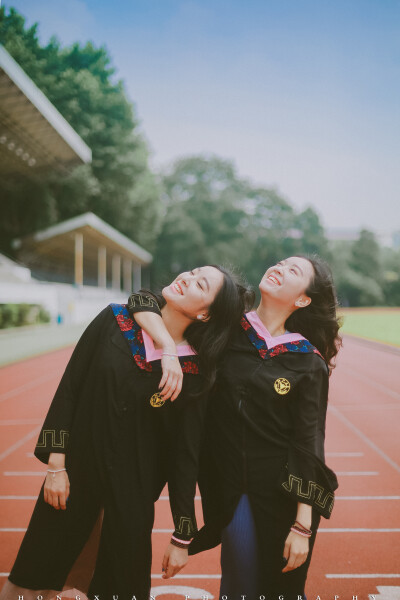 毕业愉快
摄影：洪小漩
出镜：杜雪琪赵冰晶
告别大学，也即将离开22年来形影不离的你。
虽然分别在南京和浙江两个城市，各自继续研究生生涯，但是好在两地之间高铁票不贵。
以前为了减肥只点一份食物的日子即将远去…