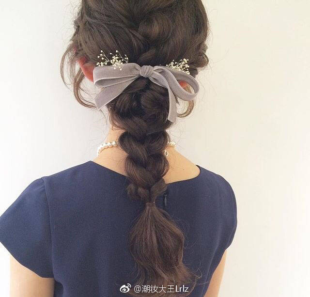 编发 马尾 发饰 背影