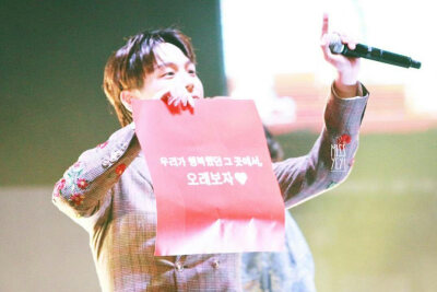 那天燦燦早就知道我們的應援
在安可的時候就對我們說你們準備的東西都拿出來吧
哈哈哈哈自己的應援自己Q
裝不知道是會怎樣嗎哈哈哈哈