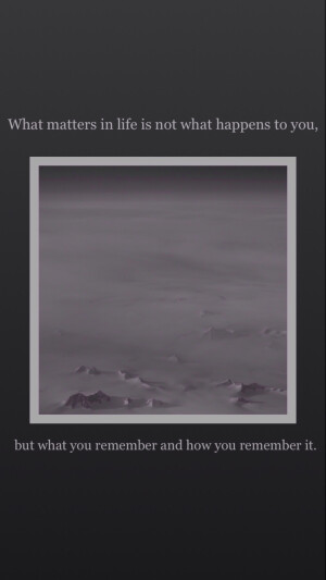 What matters in life is not what happens to you, but what you remember and how you remember it. 
生命中真正重要的不是你遭遇了什么，而是你记住了哪些事，又是如何铭记的。
——马尔克斯《百年孤独》
文字#句子
by：汛鹿