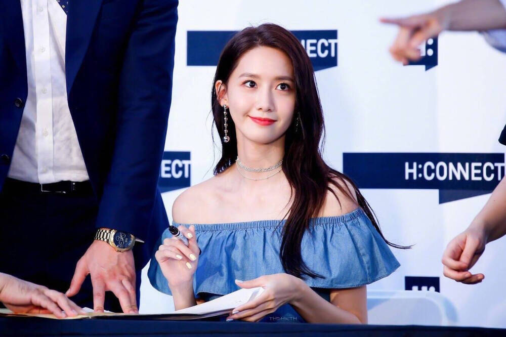 林允兒 Yoona
少女時代成員