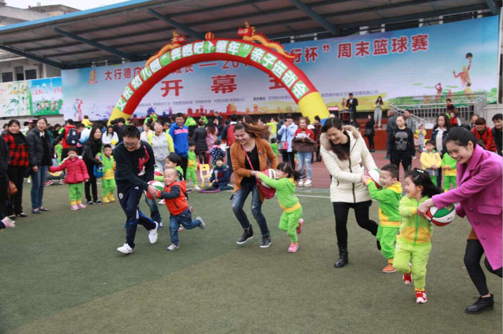 艾乐幼儿园的宝宝们学习并玩耍
