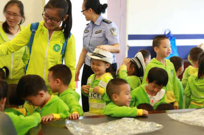 艾乐幼儿园的宝宝们学习并玩耍
