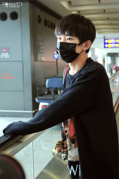 #易烊千玺 #TFBOYS 机场饭拍 高清 帅气 时尚担当易烊千玺