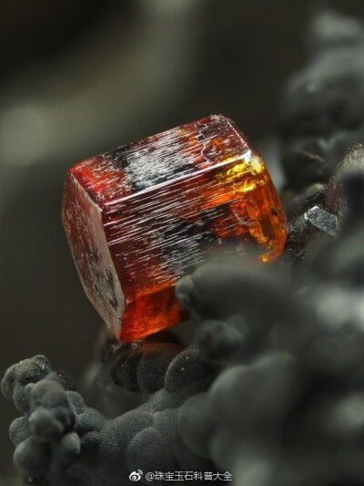 钒铅矿 Vanadinite 大糖块~