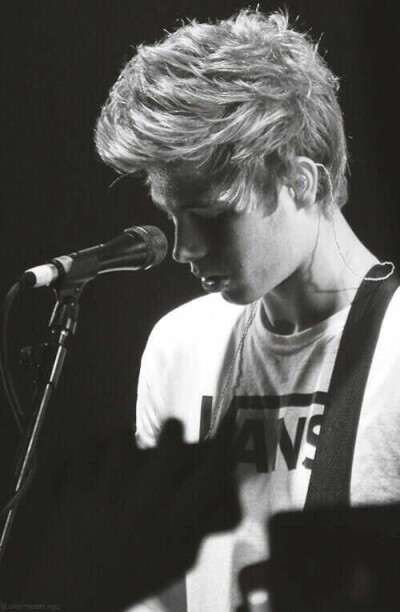 luke hemmings