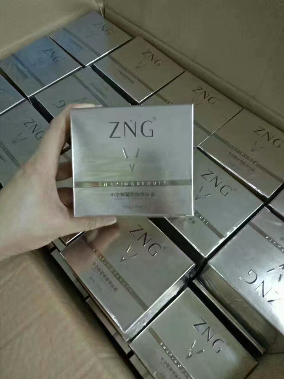 ZNG瘦脸霜
5大功效：清除水肿，促进血液循环。清除面包堆积脂肪。提拉收缩面部松弛皮肤。改善双下巴，整体瘦脸。细腻肌肤，祛除暗哑。血液循环。
超多网红推荐