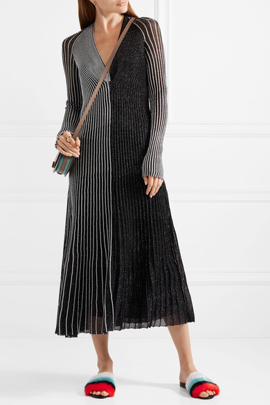 Marco de Vincenzo 的系列经常以夺目的色调与有趣的面料为创作元素。这款拖鞋采用白色、碧蓝色、黑色和红色人造皮草于意大利悉心制成，内底则裁自光滑皮革。何不大胆跳出你的造型舒适圈，为其搭配同样吸睛的反差效果…