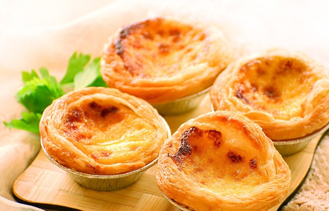 1. 将炼乳、牛奶、白糖搅拌均匀，加热至白糖完全融化，倒入蛋黄，搅拌均匀。2. 筛入低筋面粉。3. 将面粉搅拌均匀。4. 过筛。5. 将塔皮摆在烤盘内。倒入蛋挞水，8分满即可。 我指定是倒少了。装入烤盘，放入约热好的烤箱中层。210度，25分钟左右，烤至蛋挞表面出现焦点即可。