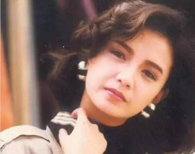 曾华倩 曾华倩，1965年出生于香港，中国香港女演员、主持人。17岁时陪同学参加TVB艺员训练班考试，因为太美，被负责人反复游说着填表格报名。同学落榜，曾华倩被录取了。