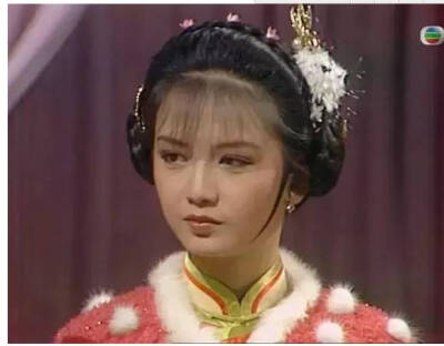 曾华倩 1985年3月开拍与吕良伟主演的电视剧《雪山飞狐》，饰演女主苗若兰