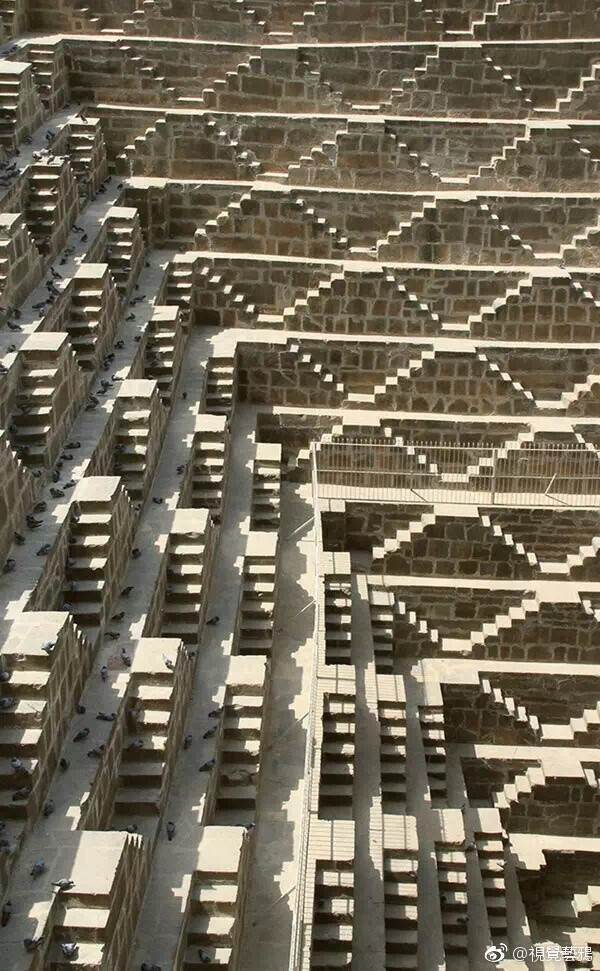 印度 Chand Baori 深井作为一处看起来非常超现实的景观已经非常有名，很多电影都在此取景。Chand Baori建于公元10世纪，深30米，有13层，3500个台阶，是印度规模最大的一座阶梯井。 ​​​​