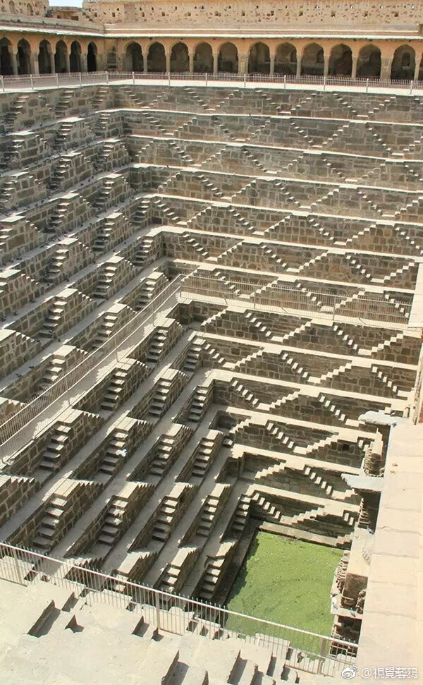 印度 Chand Baori 深井作为一处看起来非常超现实的景观已经非常有名，很多电影都在此取景。Chand Baori建于公元10世纪，深30米，有13层，3500个台阶，是印度规模最大的一座阶梯井。 ????