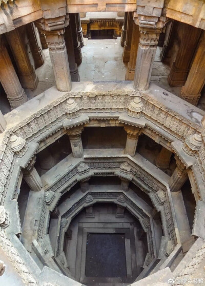 印度 Chand Baori 深井作为一处看起来非常超现实的景观已经非常有名，很多电影都在此取景。Chand Baori建于公元10世纪，深30米，有13层，3500个台阶，是印度规模最大的一座阶梯井。 ​​​​