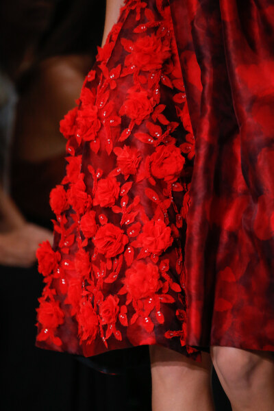 Oscar de la Renta Spring 2016 高级成衣细节：火红、碎花、镂空 