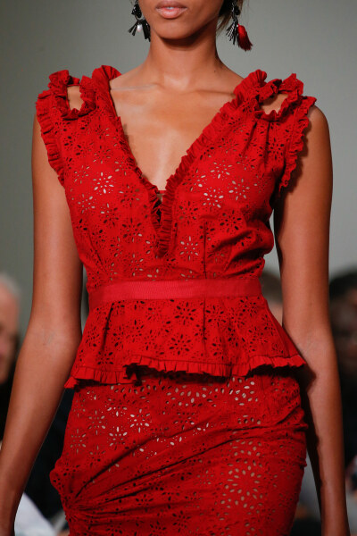 Oscar de la Renta Spring 2016 高级成衣细节：火红、碎花、镂空 