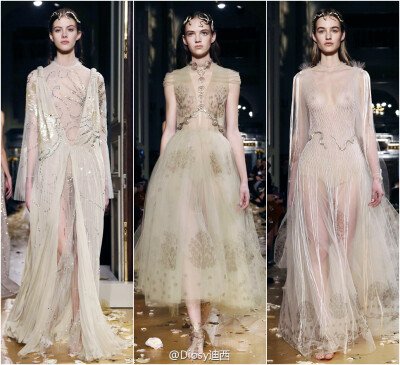 Valentino Haute Couture S/S 2016┃华伦的环球旅行从东欧拜占庭游历至东方国度，模特赤足而行，金蛇狂舞刚柔并济～