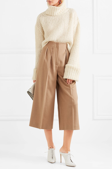 想要毫不费劲地打造精彩造型？Max Mara 这款裙裤便是你的必入首选，只需配上 T 恤或毛衣，再脚踏运动鞋即可轻松出门。单品采用驼色羊绒于意大利悉心制成，裤腿上利落的压痕更显阔腿廓形线条流畅。