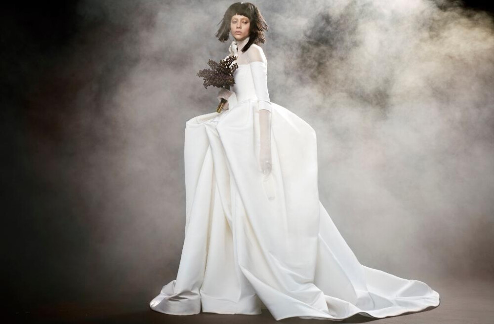 全新 VERA WANG 2018春夏婚纱系列, 品牌以 "The Bride Wore White." - 银装素裹，嫁衣无瑕为主题，狂热烂漫，摩登魅惑，大胆而细腻的不对称设计流淌着女性特质，尽显婚纱独特迷人魅力