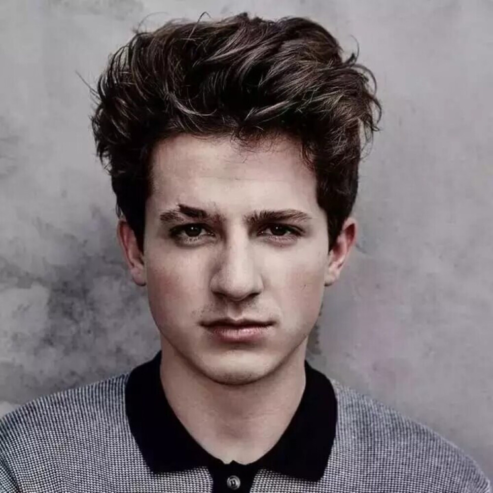 猹的鸡窝头很有韵味，讲真。 Charlie Puth