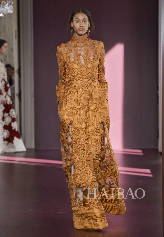 2017秋冬高级定制时装周：华伦天奴 (Valentino) 高定秀 华伦天奴 (Valentino) 2017秋冬高定系列可不仅只是它耳熟能详的仙女裙，还有着一些神圣的仪式感的元素在里面。牧师般的长袍、大面积色彩的碰撞、廓形外套等，让整个系列升华到了另一个层次。