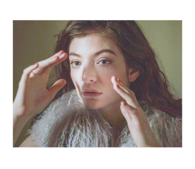 Lorde（原名：Ella Marija Lani Yelich-O'Connor），1996年11月7日出生于新西兰奥克兰德文波特，新西兰创作型女歌手。