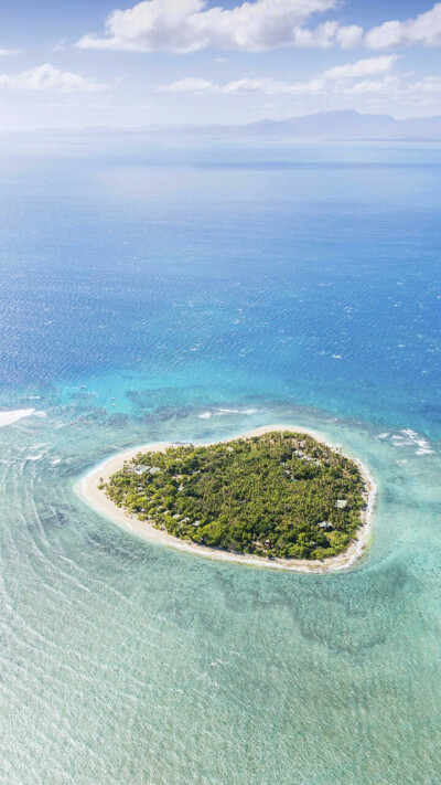 斐济最著名的小岛，varua心形岛
有着大片的森林，周围被大片珊瑚礁所包围，斐济Tavarua心形岛如同在茫茫大海中跳动的音符，有种无法用言语形容的美。