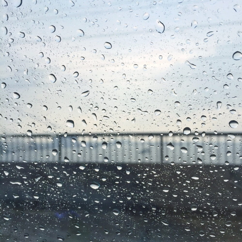 天空突然下起倾盆大雨。