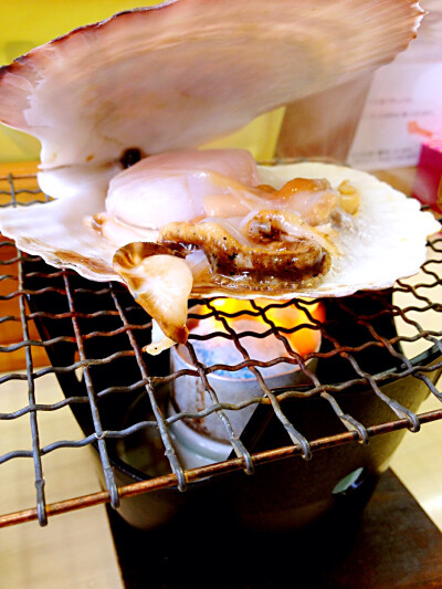 函馆朝市，烤扇贝，比矶丸水产的好吃很多，而且个头特别大！
