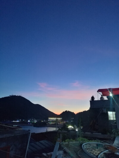 夕阳后的晚餐