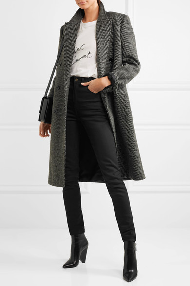 没有什么必备单品像经典的黑色紧身牛仔裤这样方便易搭——从 Saint Laurent 秀台走下这一新版本时尚百搭，无论是闲适的印花 T 恤，还是优雅的晚装上衣，都能驾驭自如。它采用略带弹力的牛仔布精心裁制，修身的高腰裤…