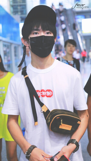 #易烊千玺 #TFBOYS 机场饭拍 高清 帅气 时尚担当易烊千玺