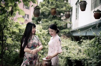 只缘感君一回顾，使我思君朝与暮。