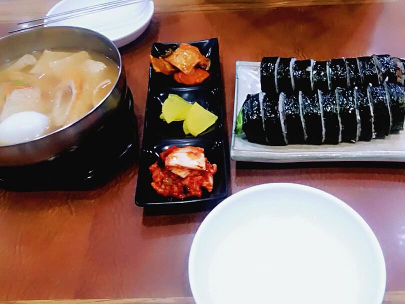 매운고추참치김밥＆어뎅탕 ♡
日常系列，没有什么比学习结束之后，吃上紫菜包饭和鱼糕汤更加实在得了