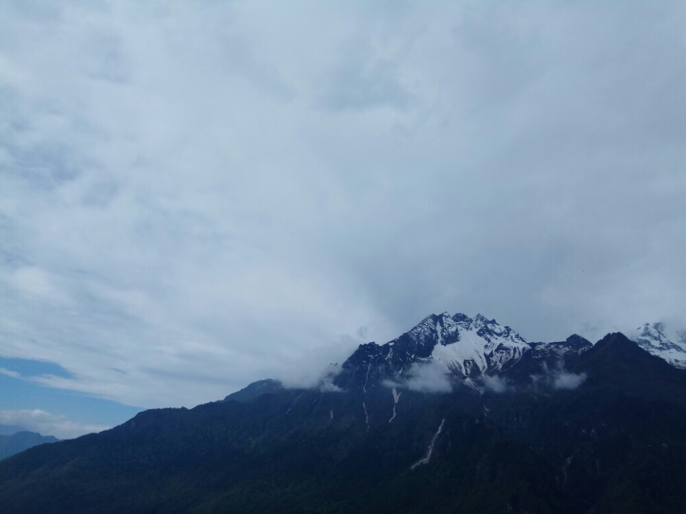 从山脚爬到山顶看雪山