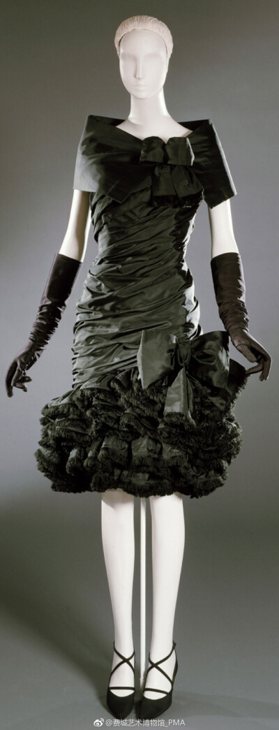 由伊夫·圣·洛朗设计的，Christian Dior，女人的鸡尾酒礼服，秋/冬1959-1960