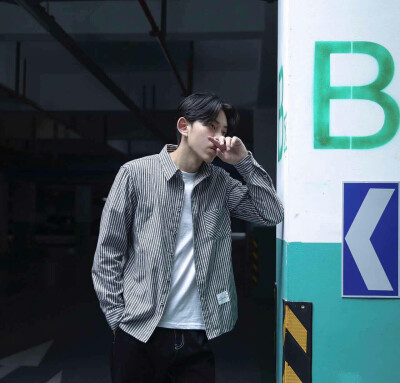 半身头像 男生头像 韩系 中系 混搭 气质 个性 男神 黑白 季懿苏の