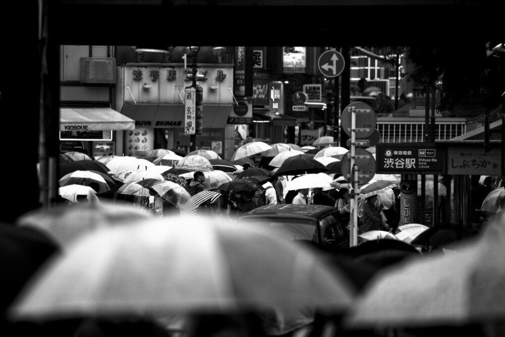 渋谷駅(涩谷车站)
图片来源 isujin.com
手动挖下来的，找了半天才在谷歌的历史快照里找出来的，这张图片真的挺好看的，顺便求一下出处