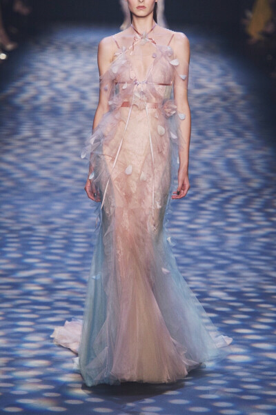 Marchesa Spring 2017 丨 用色彩勾勒出绚丽，如梦似幻。 ​​​