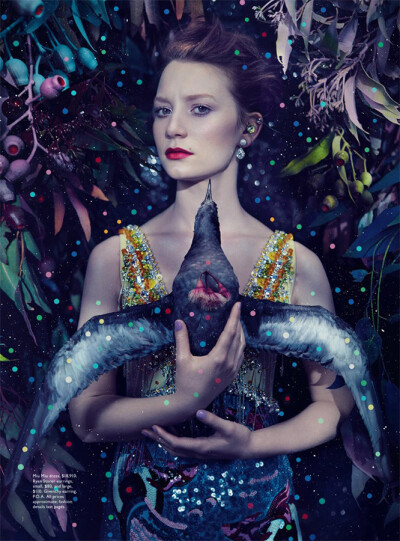 女星米娅·华希科沃斯卡(Mia Wasikowska)登上澳大利亚版《Vogue》杂志3月刊封面。该片由Emma Summerton掌镜，画面精致梦幻，米娅·华希科沃斯卡置身于花鸟的自然世界，演绎人和自然的和谐来源：环球网 