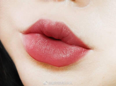 GUERLAIN #娇兰# KissKiss Matte 哑光唇膏
色号M307试色分享；
@草坪安利大大人