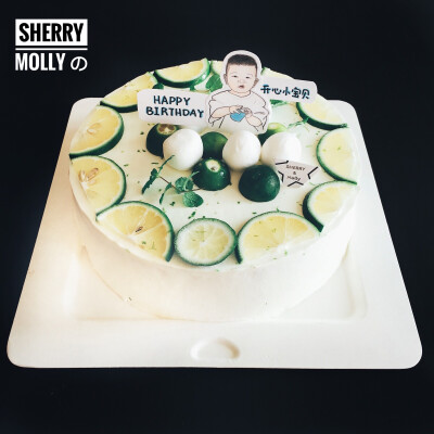 #SHERRY Molly家の下午茶#--『抹茶cake』提前一个月给小baby订好了生日cake 好妈妈世上有啊✌她自己喜欢清新一点的风格 所以就做了青柠抹茶哟 高温天的一丝丝凉意～中间用青皮桔和棉花糖装饰成小baby经常玩儿的游客…