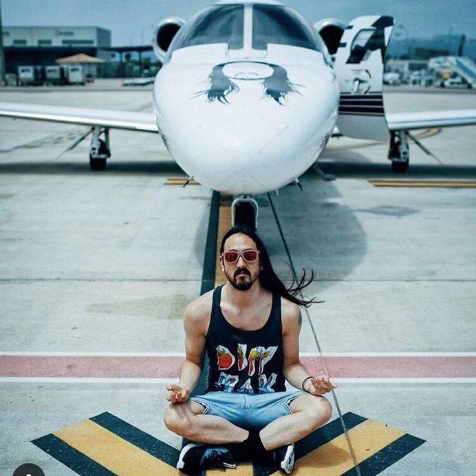 Steve Aoki and his fucking personal aircraft