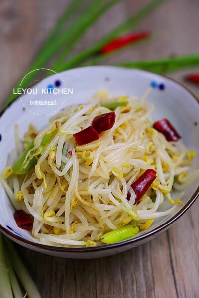 醋溜豆芽*
第一步：准备食材。绿豆芽500克、干辣椒几个、青蒜苗几根、蒜适量。
第二步：绿豆芽用水浸泡，清洗干净，然后沥干水分备用。
第三步：把青蒜苗切段、蒜切片、红辣椒切段备用。
第四步：锅中倒入适量油…